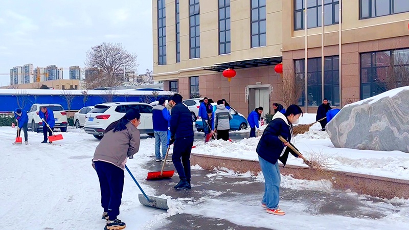 闻雪而动，保障畅通：2023新澳门原料网站<i style='color:red'>清雪除冰</i>行动